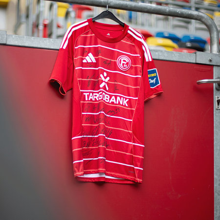 Unterschriebenes Heimtrikot 25
