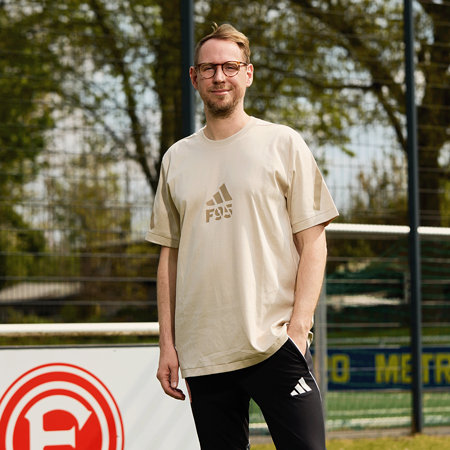 adidas T-Shirt "Behrenstraße" Sand