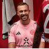 Flo Kastenmeier präsentiert das Trikot in unserer Kabine (2)